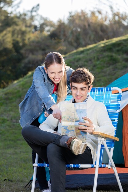 Chica sonriente señalando el mapa de su novio