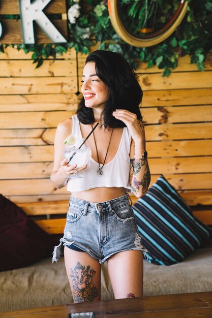 Chica sonriente con tatuaje