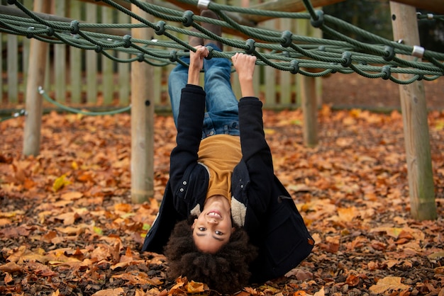 Chica sonriente de tiro completo al aire libre