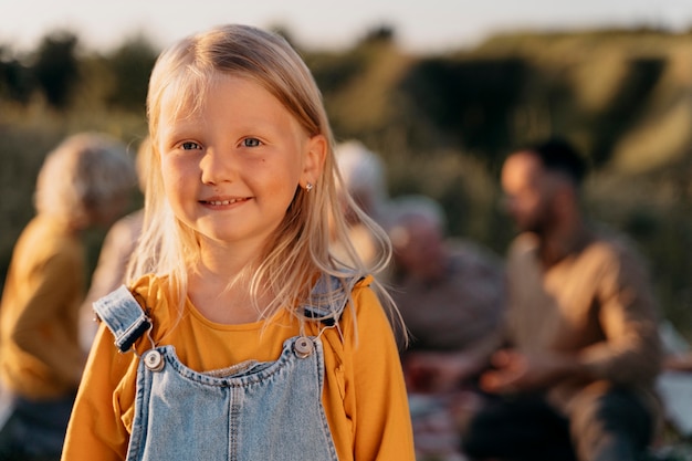 Chica sonriente de tiro medio al aire libre