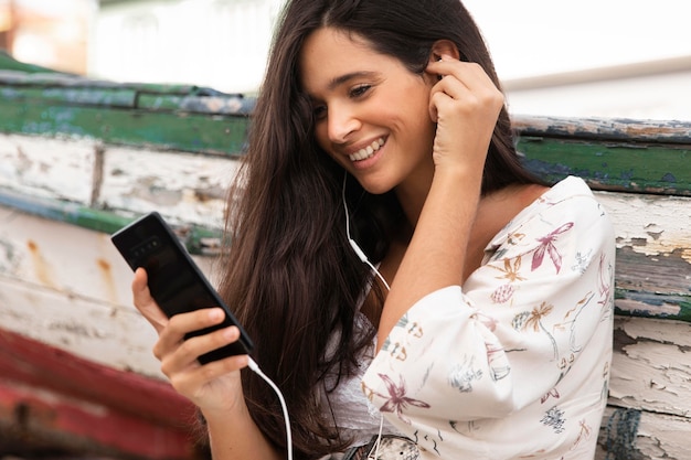 Foto gratuita chica sonriente de tiro medio con auriculares