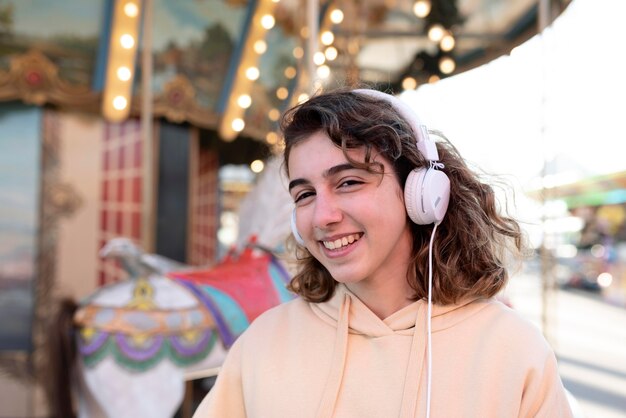 Chica sonriente de tiro medio con auriculares