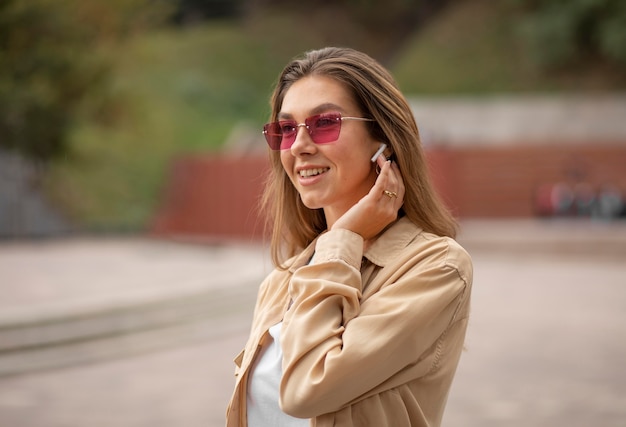 Chica sonriente de tiro medio con gafas