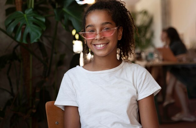 Chica sonriente de tiro medio con gafas