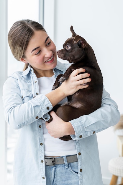 Foto gratuita chica sonriente de tiro medio con lindo perro