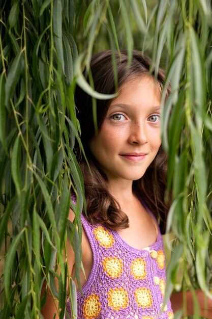 Chica sonriente de tiro medio en la naturaleza