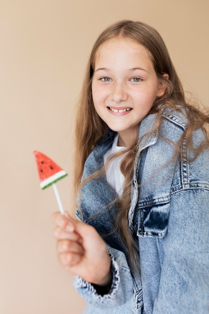 Foto gratuita chica sonriente de tiro medio posando con helado