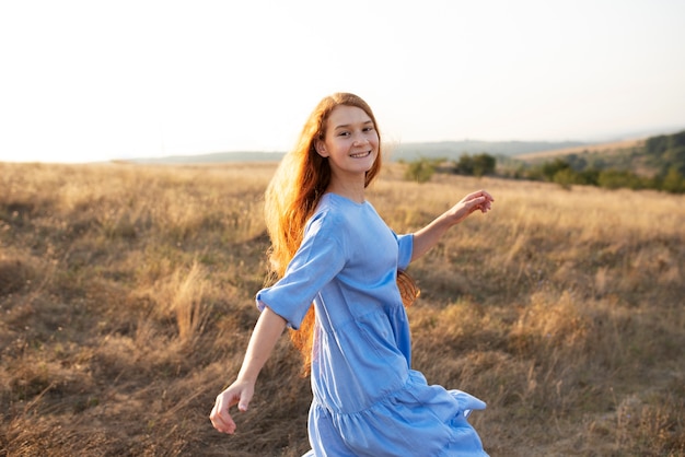 Foto gratuita chica sonriente de vista lateral en la naturaleza