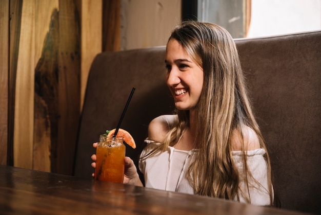 Foto gratuita chica sonriente