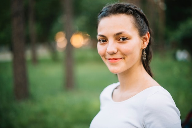 Foto gratuita chica con sonrisa en la naturaleza