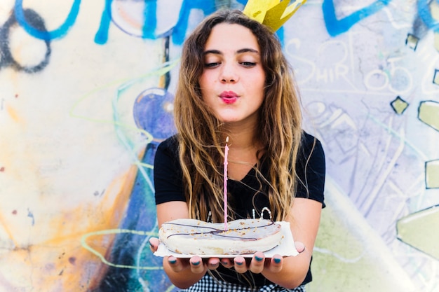 Foto gratuita chica soplando vela