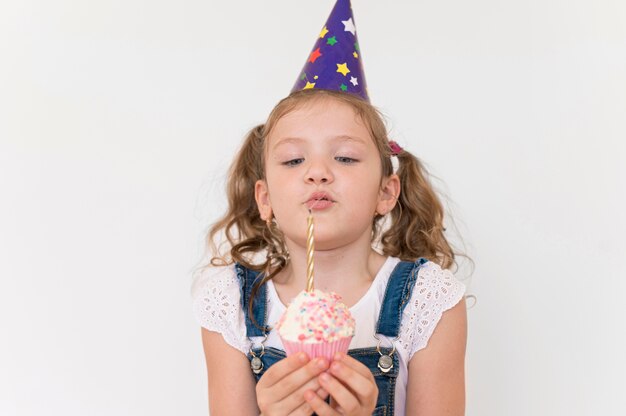 Chica soplando velas de tiro medio