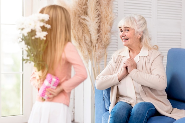 Chica sorprendente abuela en el día de los abuelos