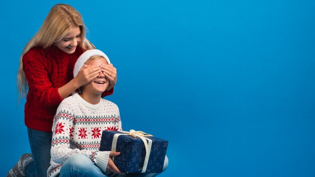 Chica sorprendente chico con regalo