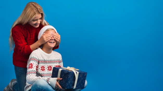 Chica sorprendente chico con regalo