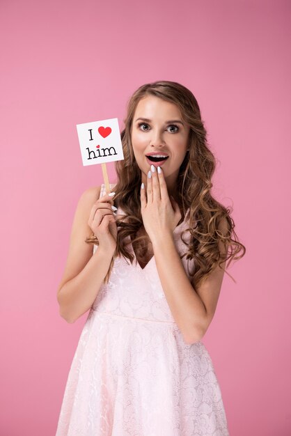 Chica sorprendida con accesorios de San Valentín