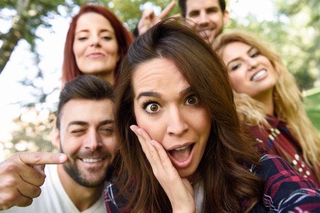 Chica sorprendida con la boca abierta haciendo una autofoto