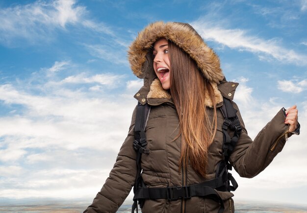 Chica sorprendida con un cielo de fondo