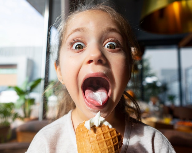 Chica sorprendida comiendo helado de cerca