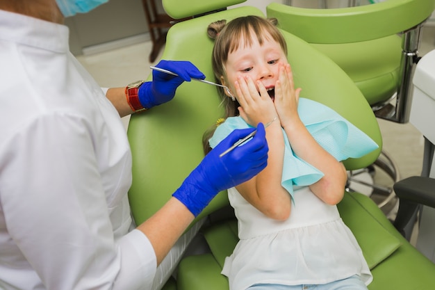 Chica sorprendida en el dentista