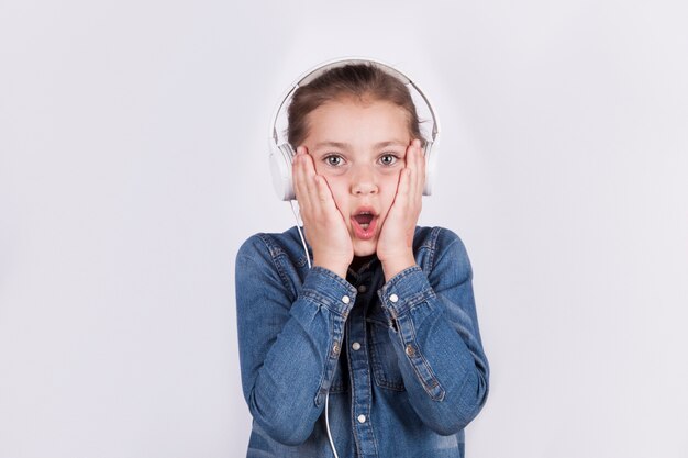 Chica sorprendida escuchando música