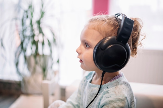 Chica sorprendida escuchando música