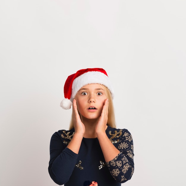 Chica sorprendida con espacio de copia