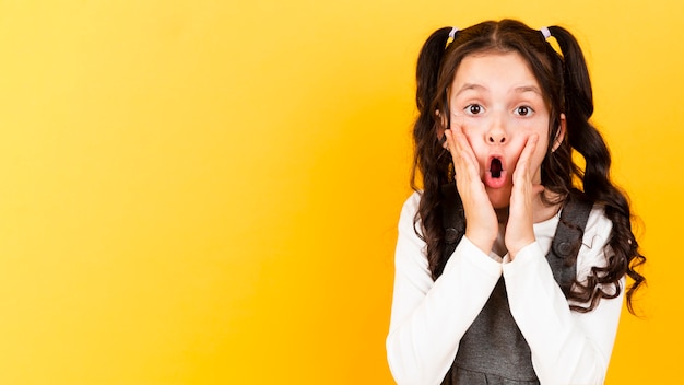 Chica sorprendida con espacio de copia