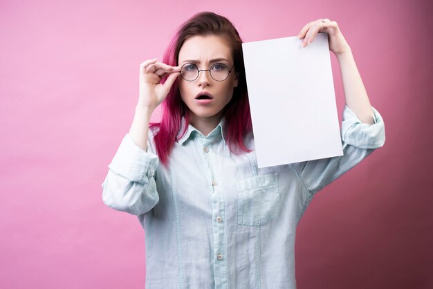 Foto gratuita chica sorprendida con gafas y papel