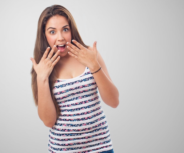 Chica sorprendida con las manos cerca de la boca