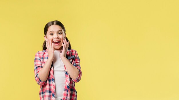 Chica sorprendida de pie en el estudio