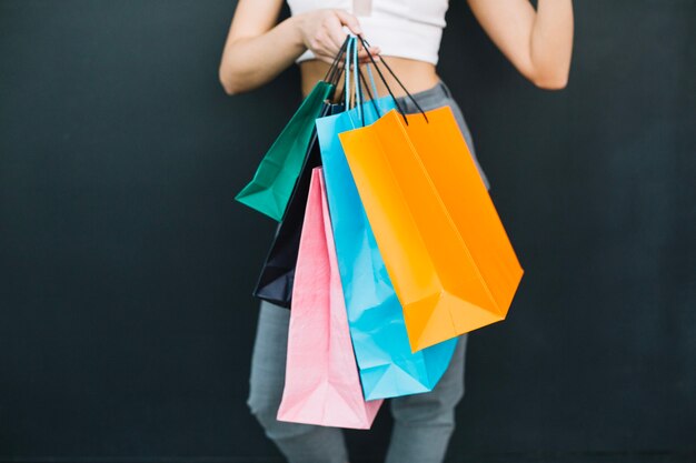 Chica sosteniendo bolsas de compras