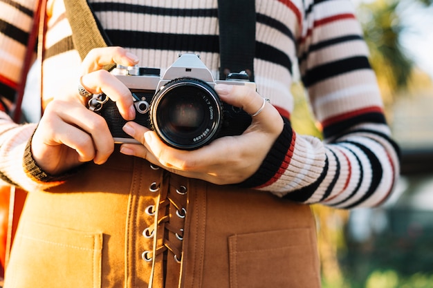 Chica sosteniendo cámara de fotos