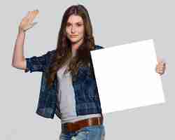 Foto gratuita chica sosteniendo cartelera blanca
