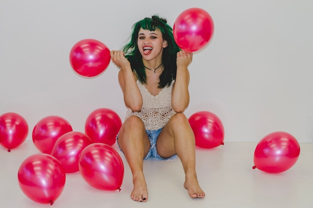 Foto gratuita chica sosteniendo dos globos