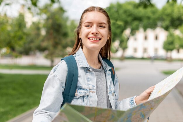 Chica sosteniendo un mapa de la ciudad