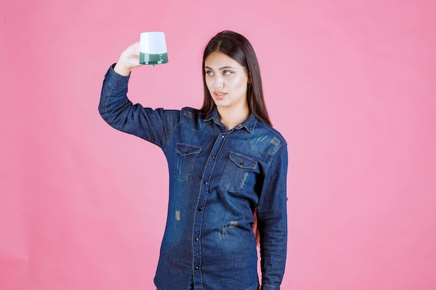 Foto gratuita chica sosteniendo la taza de café boca abajo