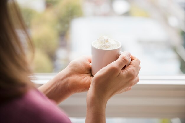 Chica sosteniendo taza de café