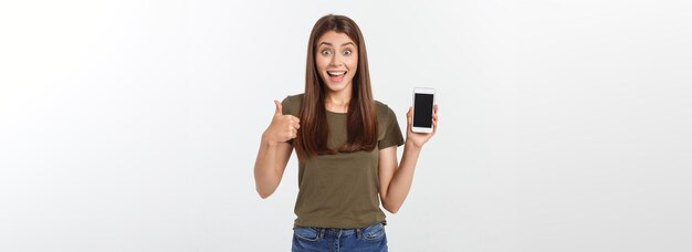 Chica sosteniendo un teléfono inteligente hermosa chica sonriente sosteniendo un teléfono inteligente