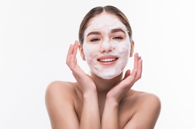 Chica spa aplicando máscara facial. Tratamientos de belleza. Productos cosméticos