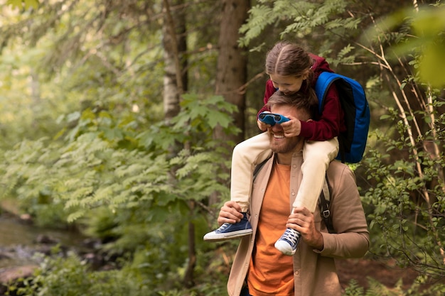 Foto gratuita chica con su papá disfrutando de un viaje familiar