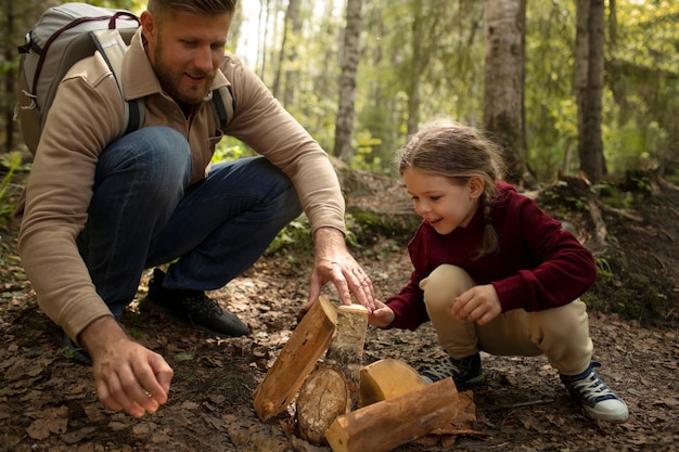 Chica con su papá disfrutando de un viaje familiar