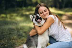 Foto gratuita chica con su perro en el parque