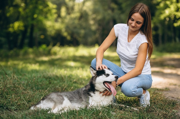 Chica con su perro en el parque