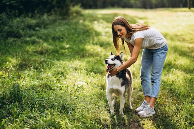 Chica con su perro en el parque