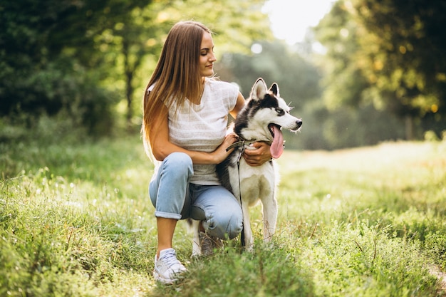 Foto gratuita chica con su perro en el parque