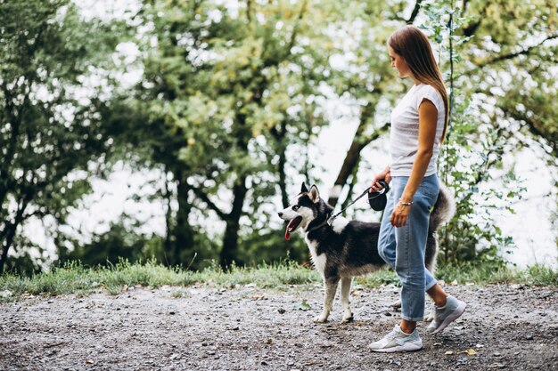 Chica con su perro en el parque