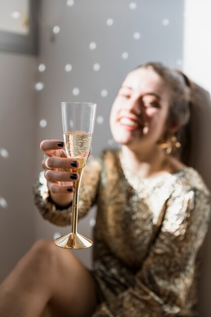 Chica en el suelo en fiesta de año nuevo