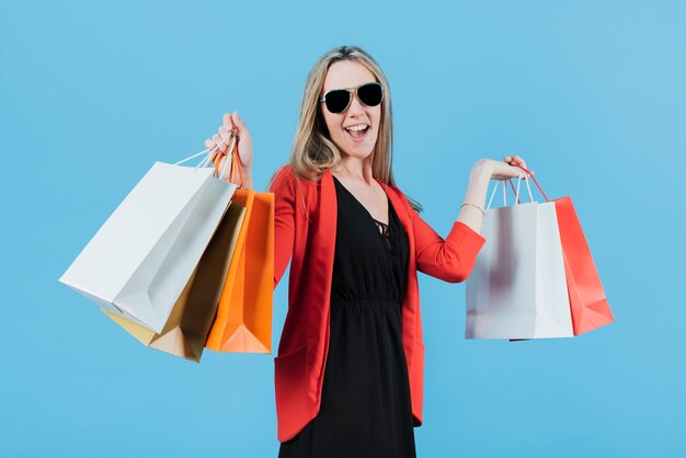 Chica sujetando bolsas de compras