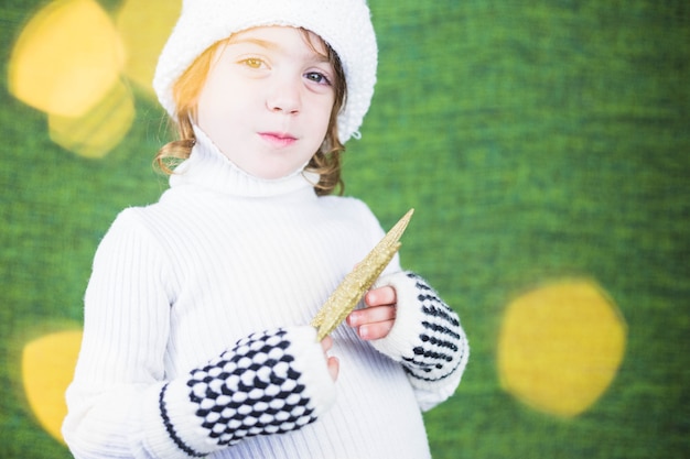 Foto gratuita chica sujetando estrella de navidad sobre fondo bokeh